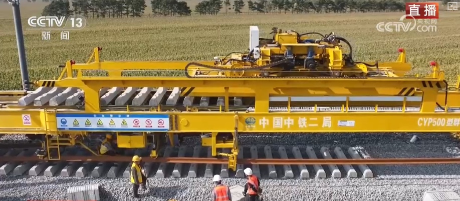 建设者假日坚守岗位 重大工程建设“进度条”不断刷新