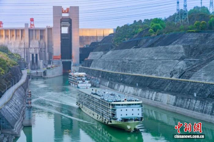 三峡枢纽今年前三季度通过量超1.28亿吨 三峡枢纽今年前三季度通过量超1.28亿吨