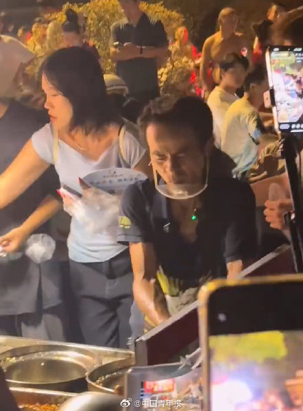 鸡排哥回应有摊主假冒自己父亲