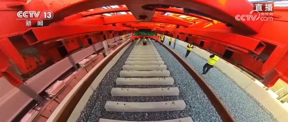 建设者假日坚守岗位 重大工程建设“进度条”不断刷新