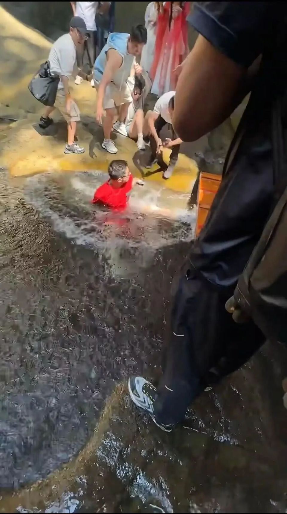 张继科假期游玩拍瀑布时突然落水，游客纷纷拉人，景区回应