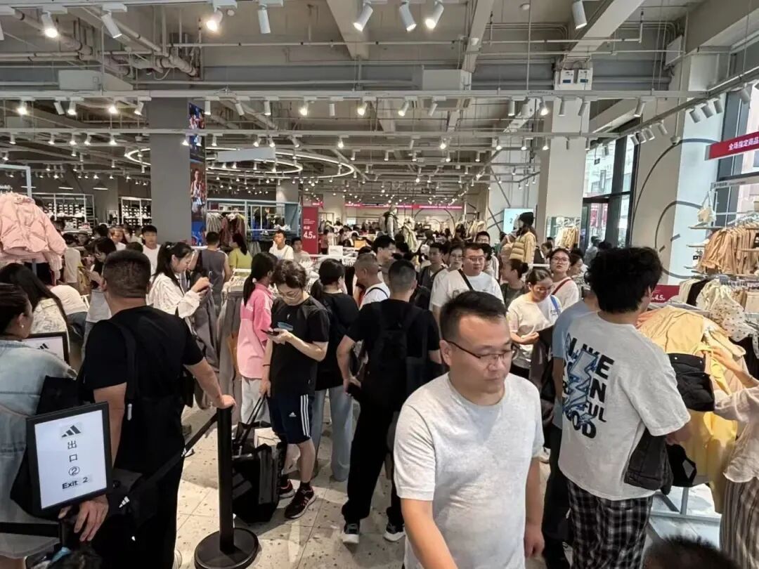 上海这里成“人气顶流”！连海外游客都带着行李箱来扫货，直呼“便宜”