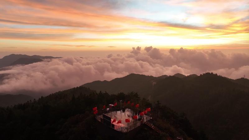 “双节”假期 江西武功山羊狮慕景区迎客流高峰