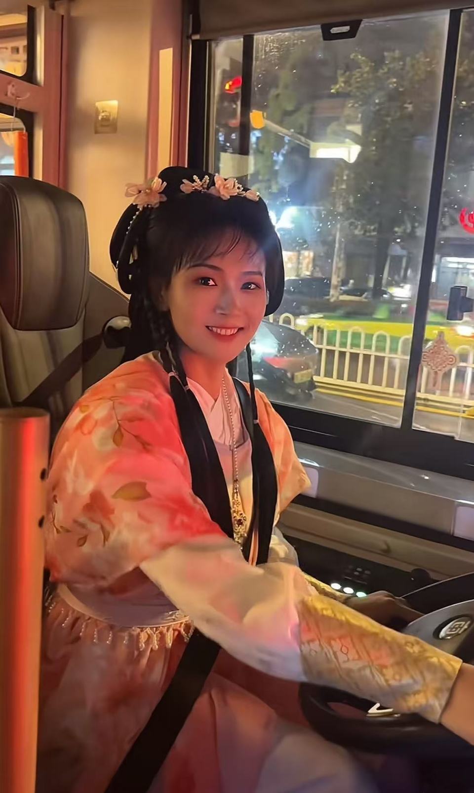 “黄蓉来开公交了！”襄阳侠义巴士国庆期间走红，女司机绝美笑颜引盛赞，本人发声