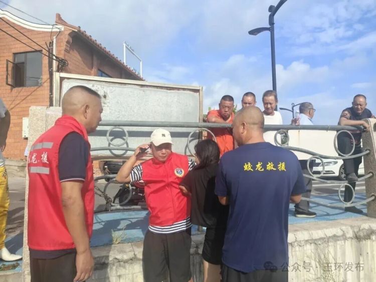 仅数分钟,他们从海里“捞”上来一女子 仅数分钟,他们从海里“捞”上来一女子