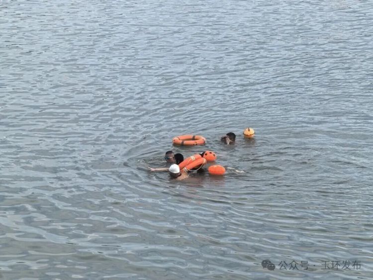 仅数分钟,他们从海里“捞”上来一女子 仅数分钟,他们从海里“捞”上来一女子