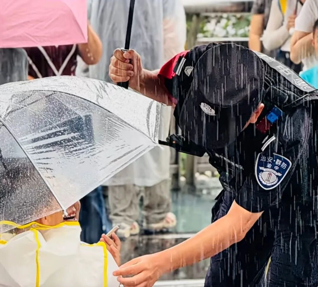 雨中再次悄然撑起的伞 又双叒让“重庆温度”冲上热搜 雨中再次悄然撑起的伞 又双叒让“重庆温度”冲上热搜