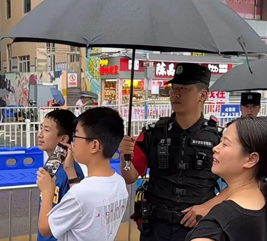 雨中再次悄然撑起的伞 又双叒让“重庆温度”冲上热搜 雨中再次悄然撑起的伞 又双叒让“重庆温度”冲上热搜