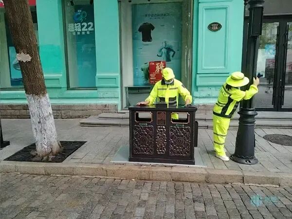 应对客流高峰 中央大街果皮箱“10分钟一清”