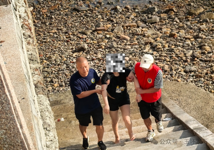 仅数分钟,他们从海里“捞”上来一女子 仅数分钟,他们从海里“捞”上来一女子