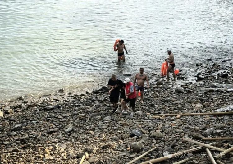 仅数分钟,他们从海里“捞”上来一女子 仅数分钟,他们从海里“捞”上来一女子