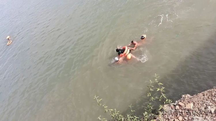 仅数分钟,他们从海里“捞”上来一女子 仅数分钟,他们从海里“捞”上来一女子