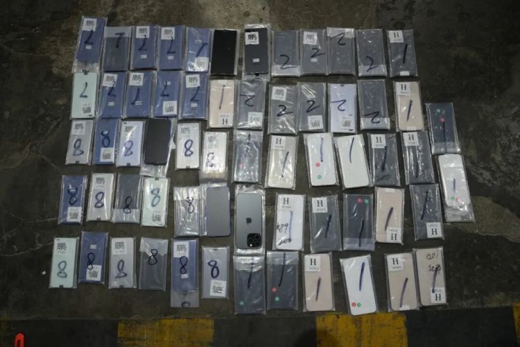 62台!海关查获一起跨境货车司机利用驾驶室脚垫藏匿手机进境案 62台!海关查获一起跨境货车司机利用驾驶室脚垫藏匿手机进境案