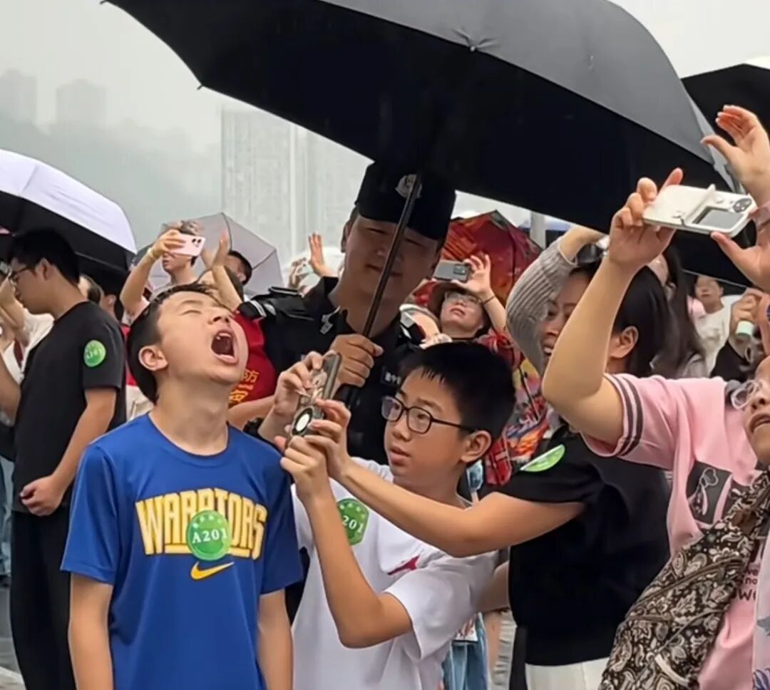 雨中再次悄然撑起的伞 又双叒让“重庆温度”冲上热搜 雨中再次悄然撑起的伞 又双叒让“重庆温度”冲上热搜