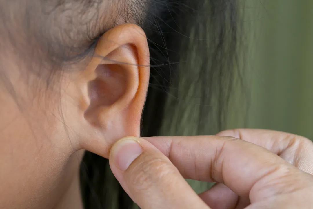 原来耳朵自带“健康开关”！每天按一按，让你睡得香、血压稳