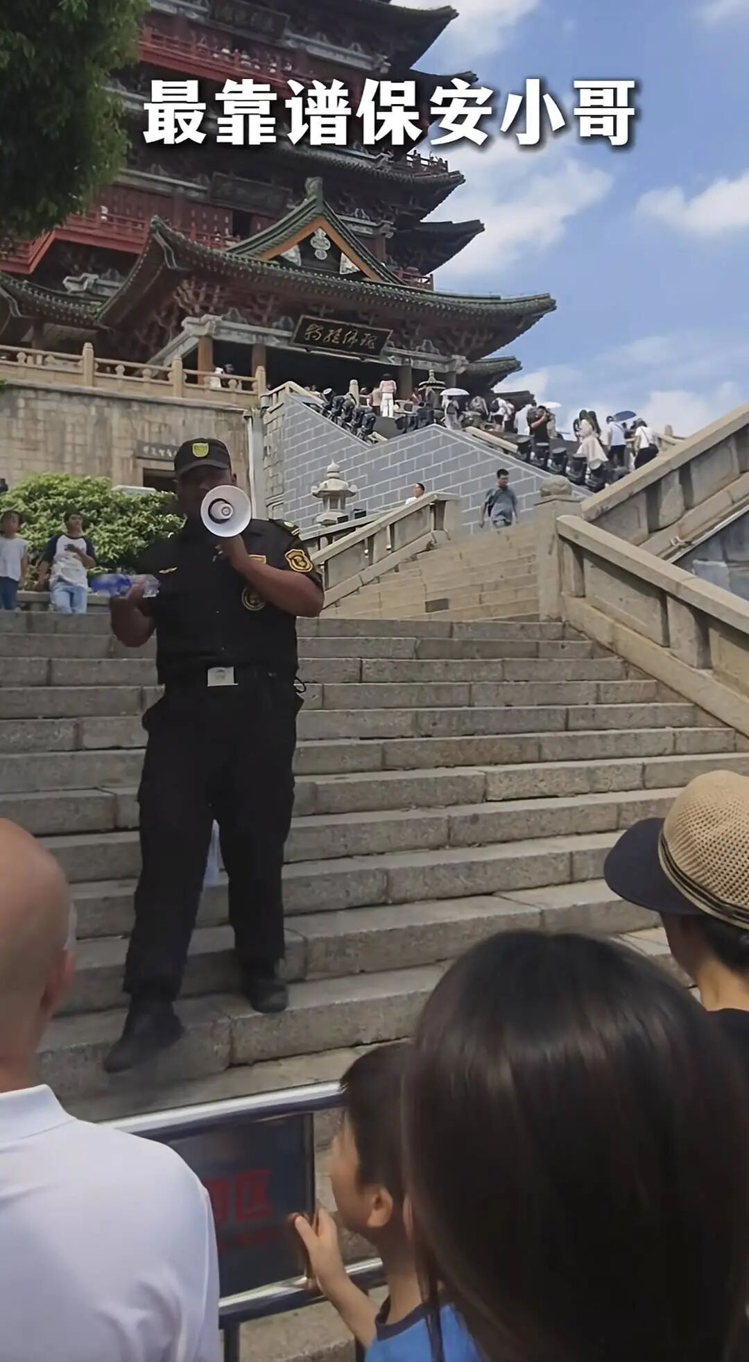 景区“最靠谱保安小哥”烈日下“控场”获点赞！保安队长：他还曾下水救游客