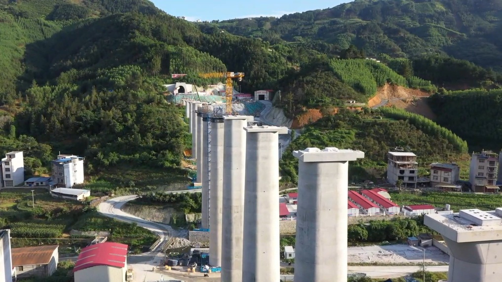 中秋国庆“不打烊”！西部陆海新通道建设热潮涌