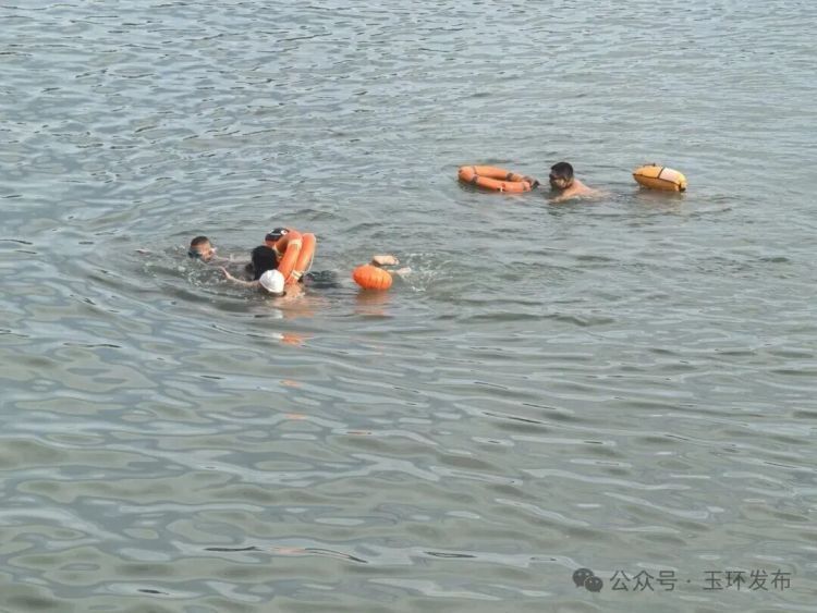 仅数分钟,他们从海里“捞”上来一女子 仅数分钟,他们从海里“捞”上来一女子
