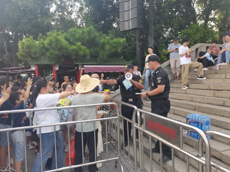 景区“最靠谱保安小哥”烈日下“控场”获点赞！保安队长：他还曾下水救游客