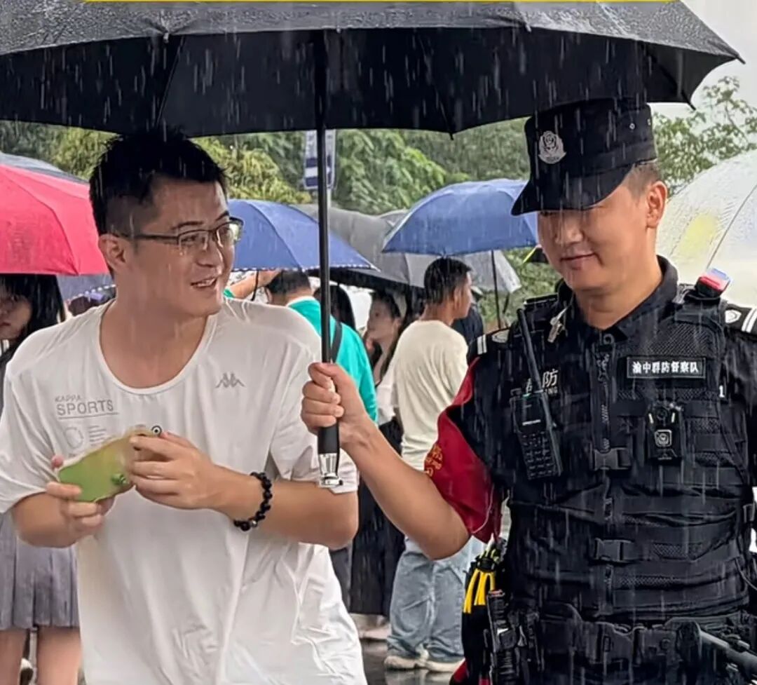 雨中再次悄然撑起的伞 又双叒让“重庆温度”冲上热搜 雨中再次悄然撑起的伞 又双叒让“重庆温度”冲上热搜