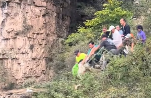 惊险！女子滑落悬崖死死抓住藤蔓，众人拧绳施救