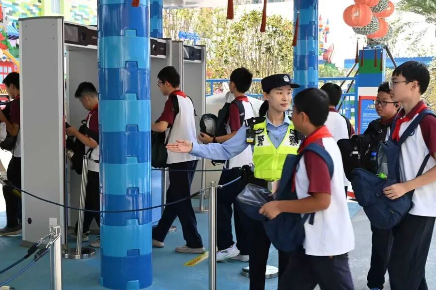 事发上海街头！有人突然躺下？警方官宣新举措：派出专业团队，爆火打卡点免费拍