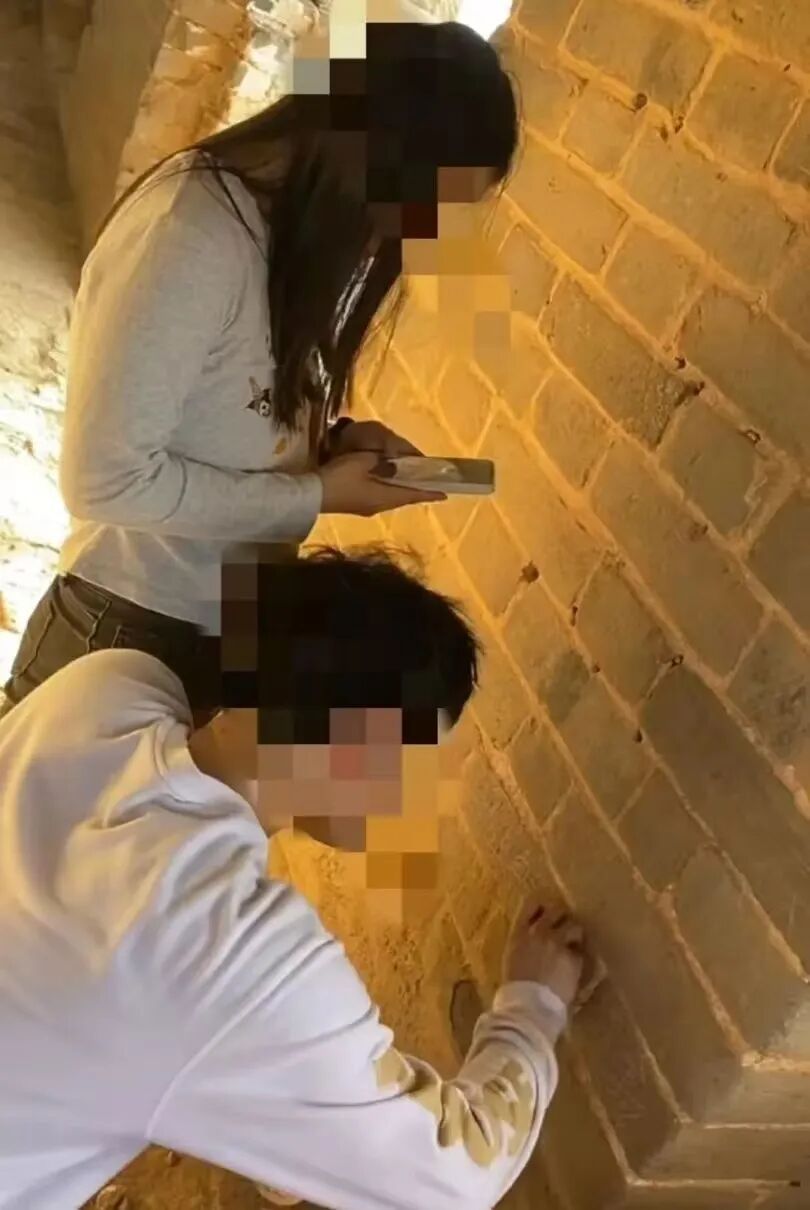 北京密云警方通报：两游客在司马台长城刻字被行拘