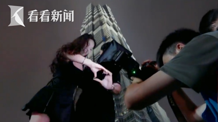 事发上海街头！有人突然躺下？警方官宣新举措：派出专业团队，爆火打卡点免费拍