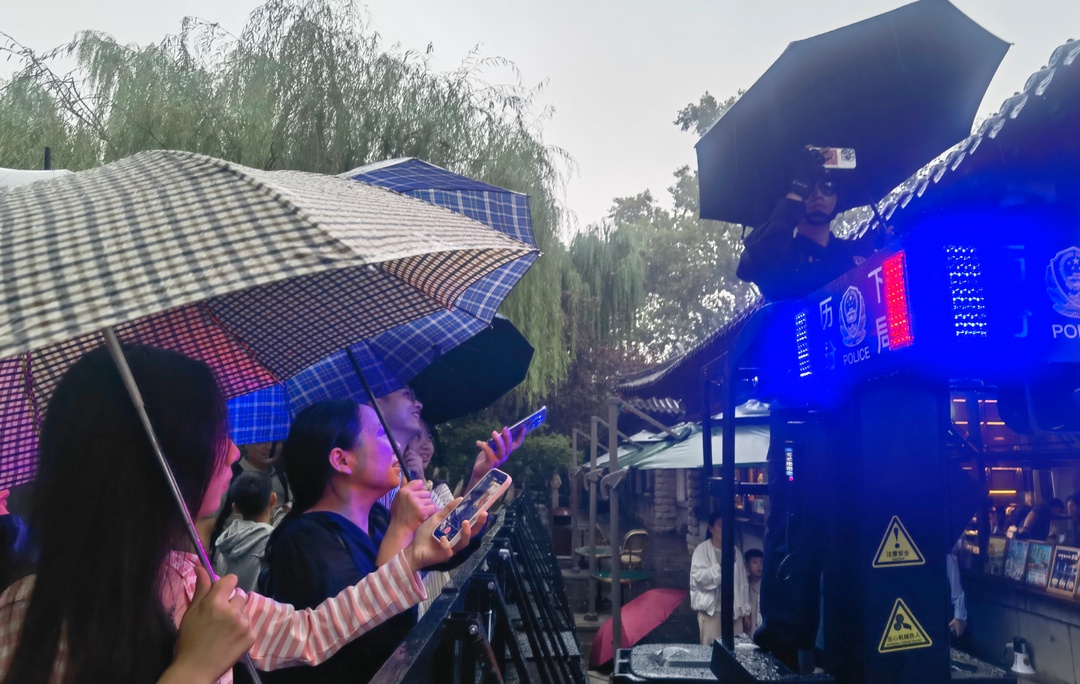 突然爆火!济南趵突泉国庆最忙的人出现了,特警小哥成热门“代拍打卡点” 突然爆火!济南趵突泉国庆最忙的人出现了,特警小哥成热门“代拍打卡点”