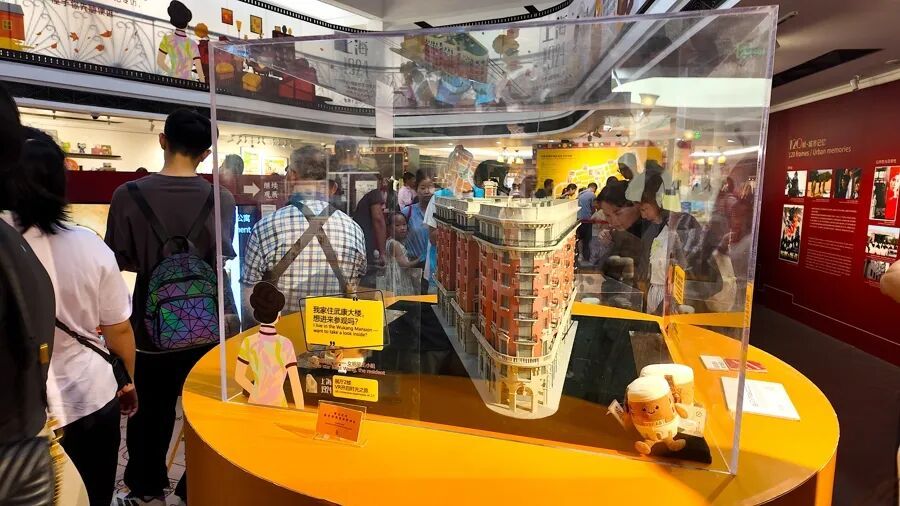 事发上海街头！有人突然躺下？警方官宣新举措：派出专业团队，爆火打卡点免费拍