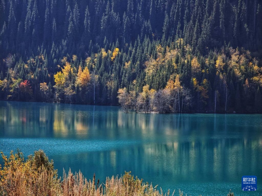 哈萨克斯坦：伊塞克峡谷和伊塞克湖的秋日画卷
