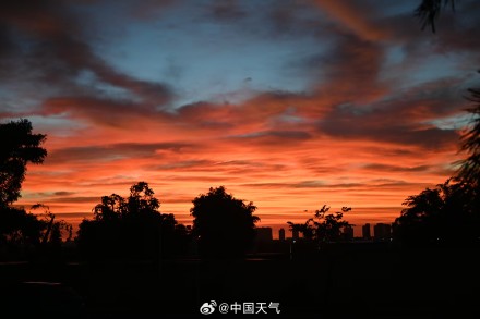 台风来袭前绝美晚霞映海口 台风来袭前绝美晚霞映海口