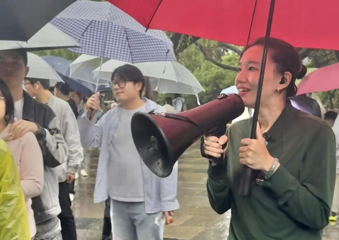 突然爆火!济南趵突泉国庆最忙的人出现了,特警小哥成热门“代拍打卡点” 突然爆火!济南趵突泉国庆最忙的人出现了,特警小哥成热门“代拍打卡点”