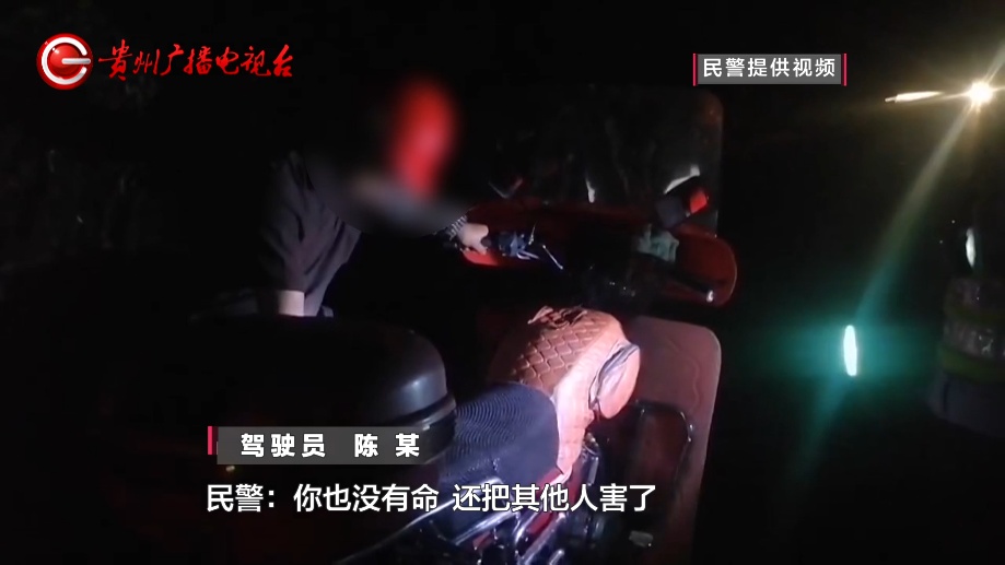 民警怒斥：不要命了？贵州一摩托车高速上故障，司机竟逆行推车