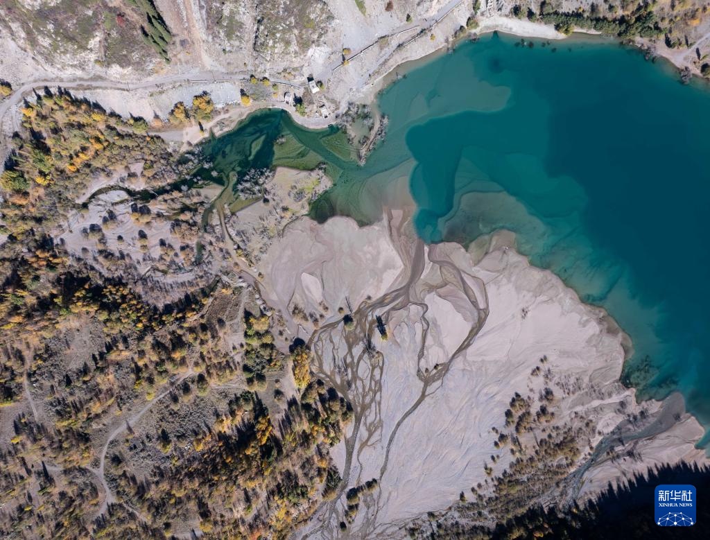 哈萨克斯坦：伊塞克峡谷和伊塞克湖的秋日画卷