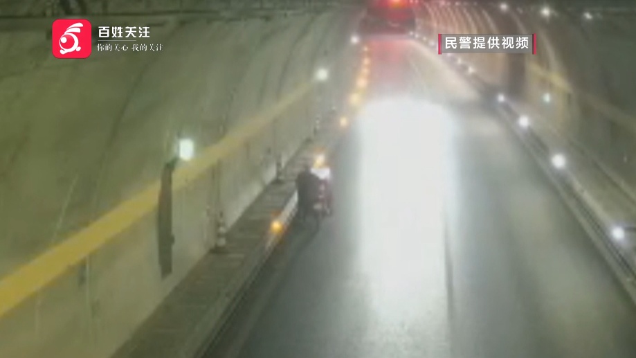 民警怒斥：不要命了？贵州一摩托车高速上故障，司机竟逆行推车