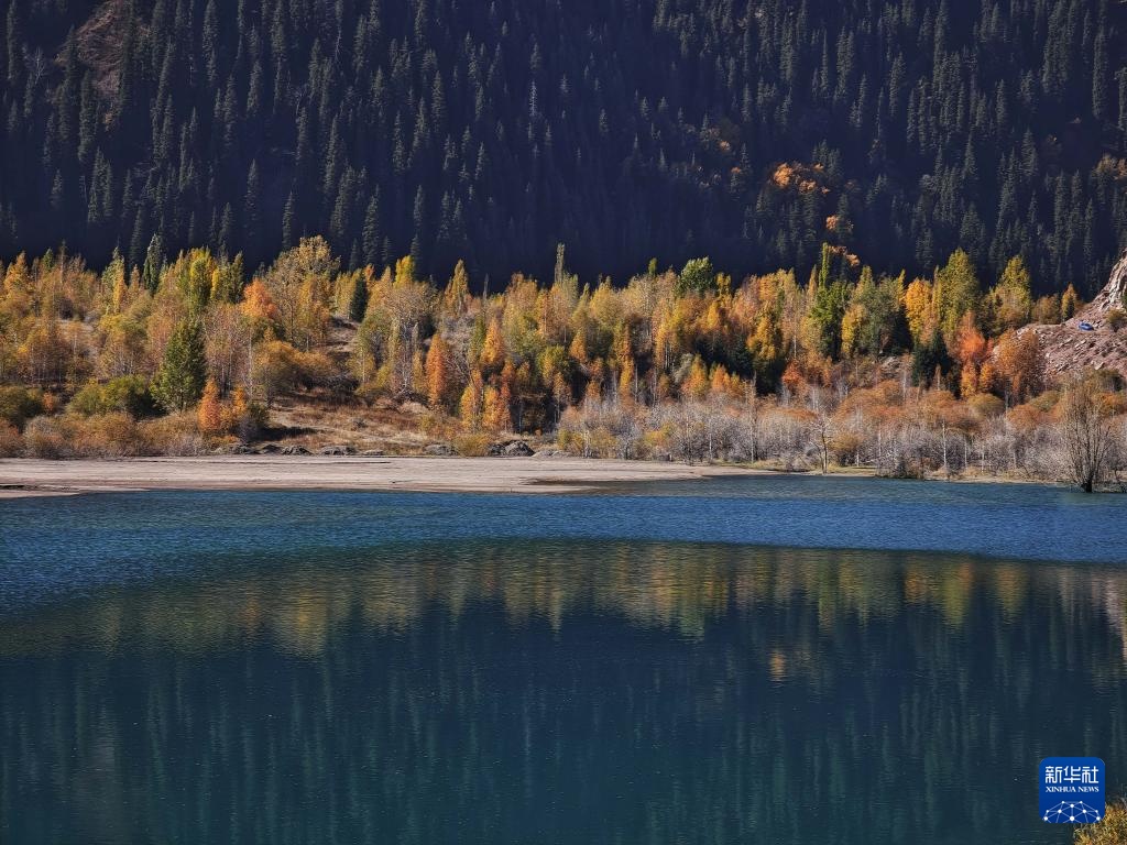 哈萨克斯坦：伊塞克峡谷和伊塞克湖的秋日画卷