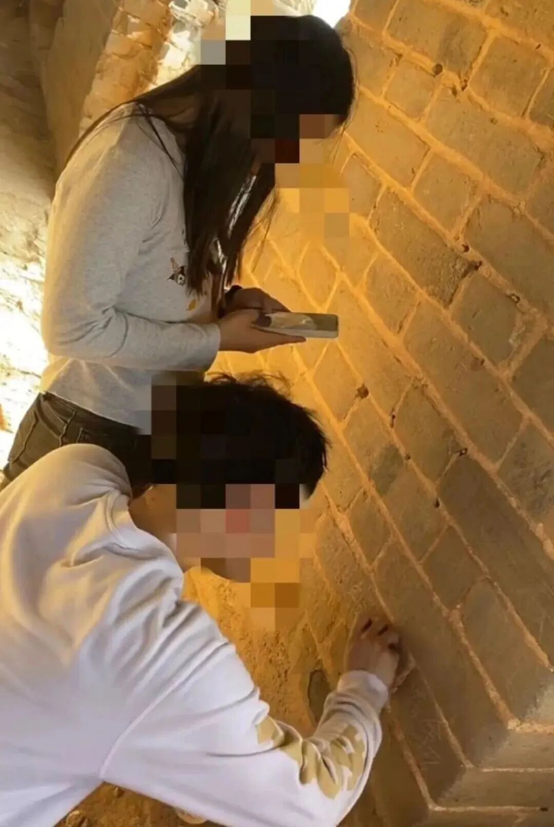 在长城刻字，满某（男，26岁）、刘某某（女，21岁）被拘留