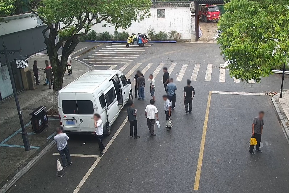 海宁街头，交警拦下一辆车，假期出行千万别这么干！