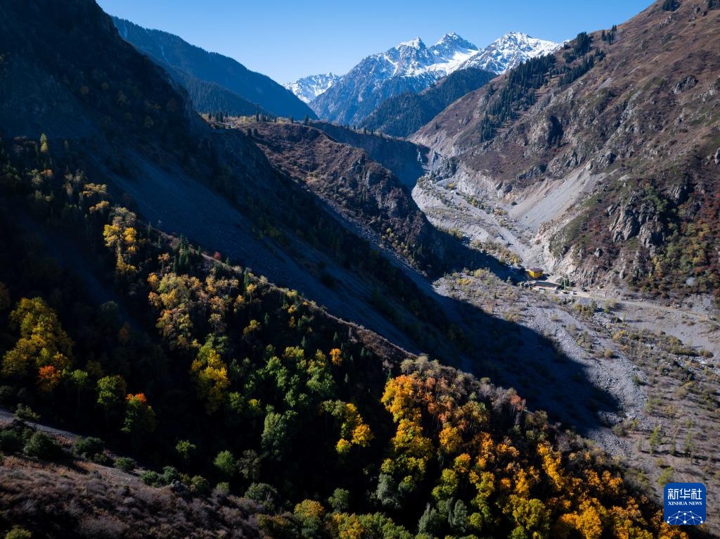 哈萨克斯坦：伊塞克峡谷和伊塞克湖的秋日画卷