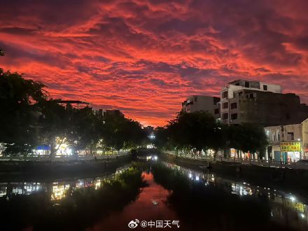 台风来袭前绝美晚霞映海口 台风来袭前绝美晚霞映海口