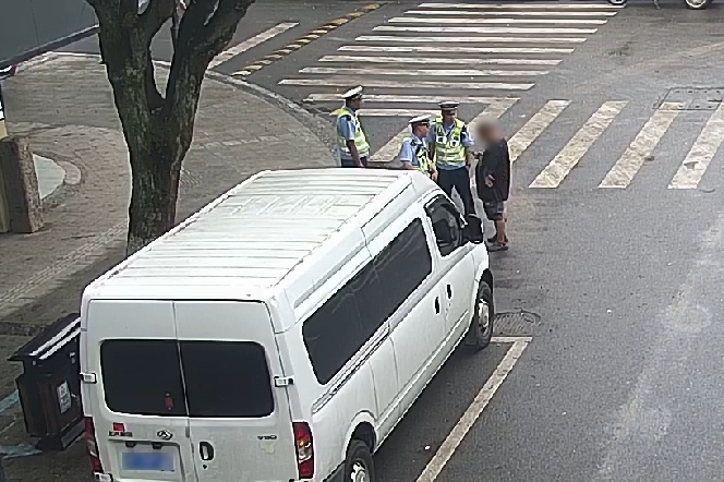 海宁街头，交警拦下一辆车，假期出行千万别这么干！
