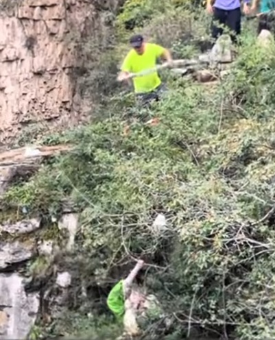 惊险！女子滑落悬崖死死抓住藤蔓，众人拧绳施救