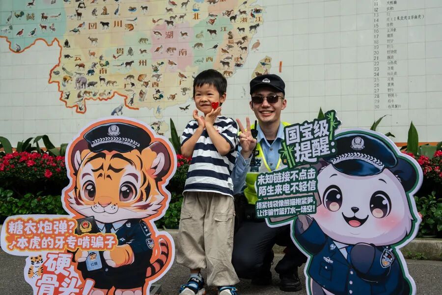 上海为游客操碎了心…警方宣布：认准这些蓝马甲，免费拍！