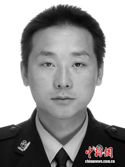 四川宜宾市公安局因公牺牲民警李虎同志遗体告别仪式举行