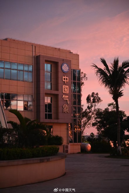 台风来袭前绝美晚霞映海口 台风来袭前绝美晚霞映海口