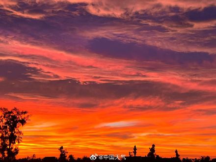 台风来袭前绝美晚霞映海口 台风来袭前绝美晚霞映海口