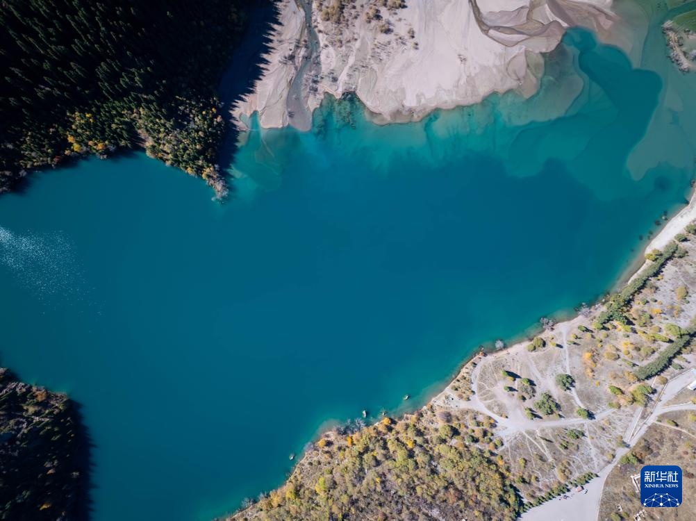 哈萨克斯坦：伊塞克峡谷和伊塞克湖的秋日画卷