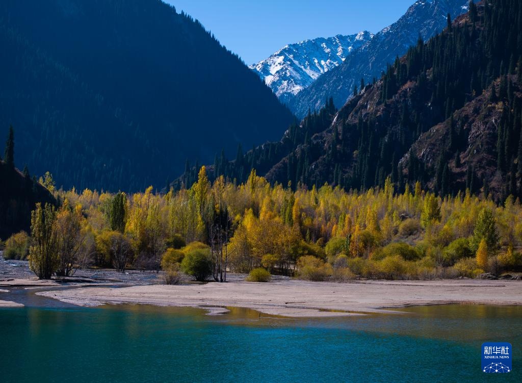 哈萨克斯坦：伊塞克峡谷和伊塞克湖的秋日画卷