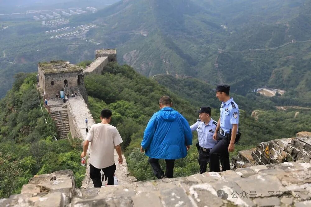 北京密云警方通报：两游客在司马台长城刻字被行拘